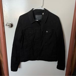 Black denim Levi’s jacket!